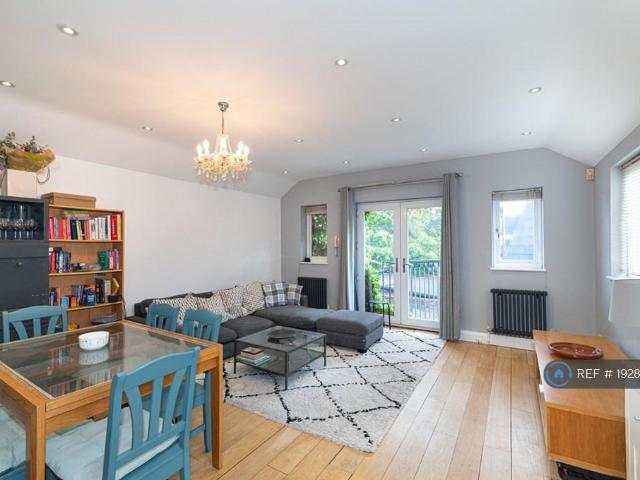 Balham High Road, London, SW12 3 bed semi detached house to rent £3,400 pcm £785 pw