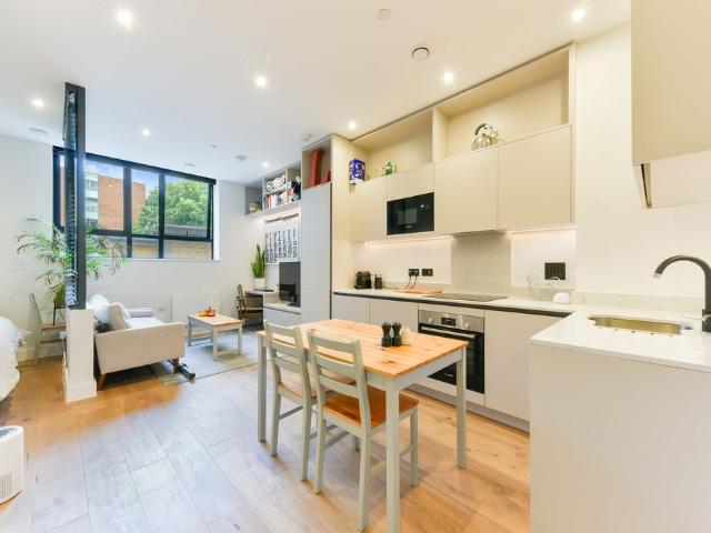 Balham High Road SW12, Studio to rent, £2,000 pcm | PrimeLocation