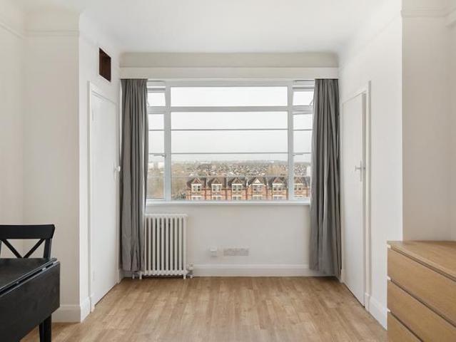Balham High Road, SW17
