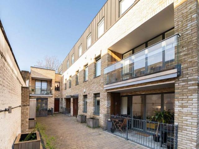 Balham Hill, London SW12 2 bed flat to rent £3,000 pcm £692 pw