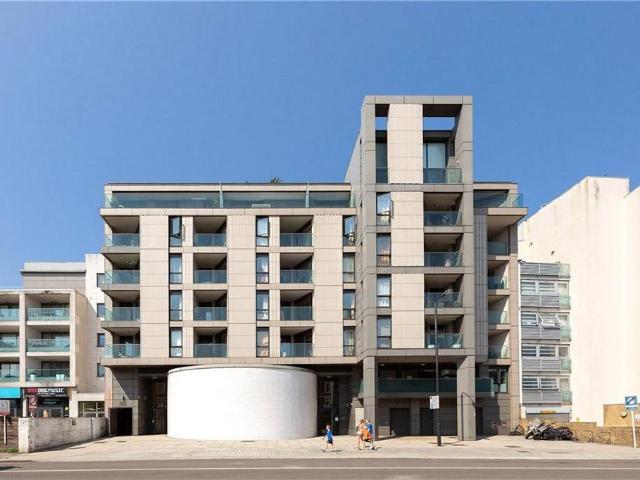 Balham Hill, London SW12 2 bed flat to rent £3,300 pcm £762 pw