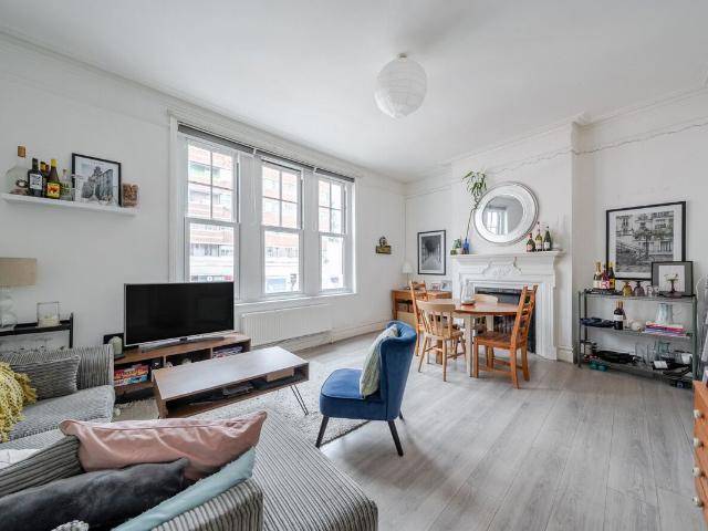 Balham Hill, London SW12, 3 bed flat to rent, £3,700 pcm | PrimeLocation