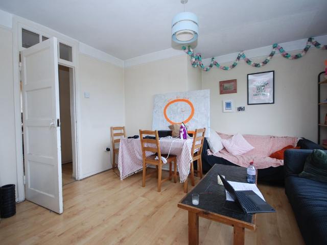 Balham Hill, London SW12, 3 bed flat to rent, £2,700 pcm | PrimeLocation