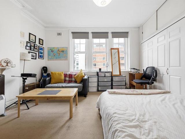 Balham Hill, London SW12 Studio to rent £1,352 pcm £312 pw