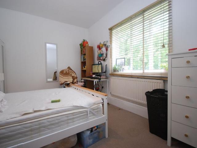 Balham SW12, 4 bed flat to rent, £3,800 pcm | PrimeLocation