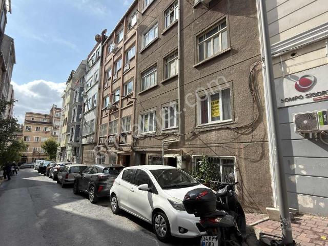 Balibaşa Caddesinde Kiralık 1+1