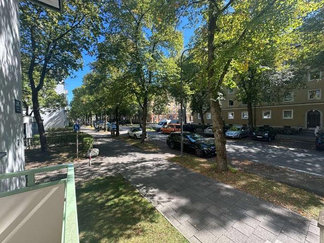 Balkonwohnung im Erdgeschoss mit 2,5 Zimmern in München – Weißenseestraße