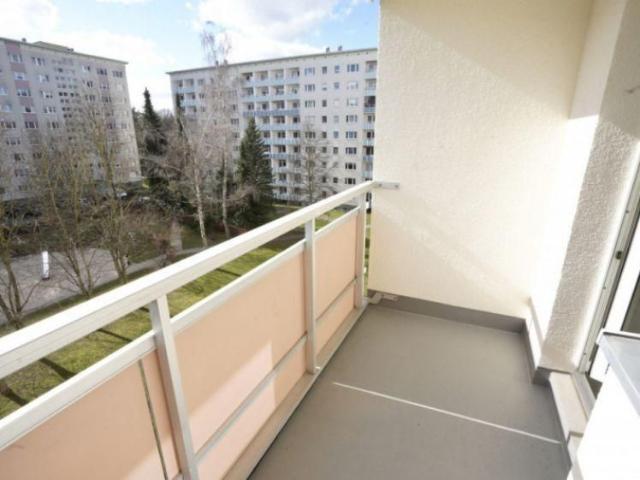 Balkon / Aufzug / Bad mit Fenster
