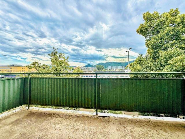 BALKON I ZENTRALE LAGE I MODERNER GRUNDRISS I BADEWANNE I SEHR HELL I 2. OG MIT LIFT I KFZ CARPORT I SANIERUNGSPOTENTIAL I 3 ZIMMER I PROJEKT WOHNEN I