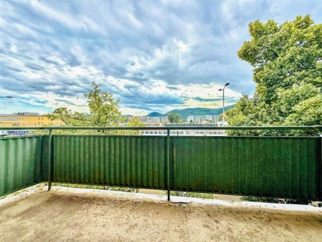 BALKON I ZENTRALE LAGE I MODERNER GRUNDRISS I BADEWANNE I SEHR HELL I 2. OG MIT LIFT I KFZ CARPORT I SANIERUNGSPOTENTIAL I 3 ZIMMER I PROJEKT WOHNEN I