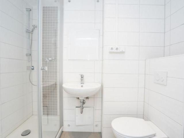 Balkon / Modernes Bad mit Dusche