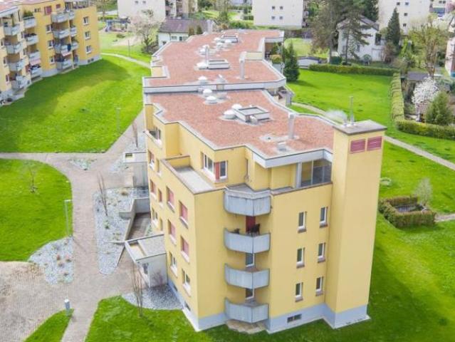 Balkon mit Abendsonne, moderne Küche offen zu Wohnzimmer