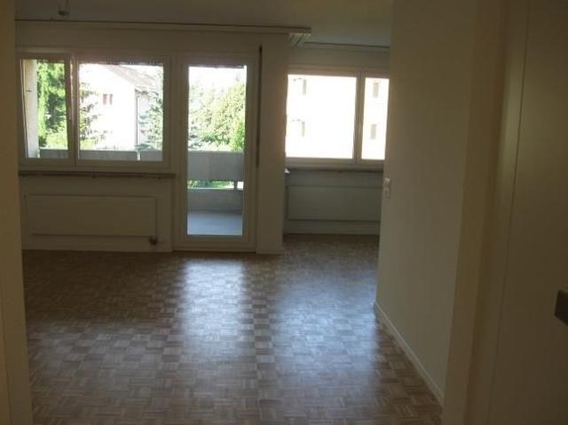 Balkon mit Abendsonne, moderne Küche offen zu Wohnzimmer