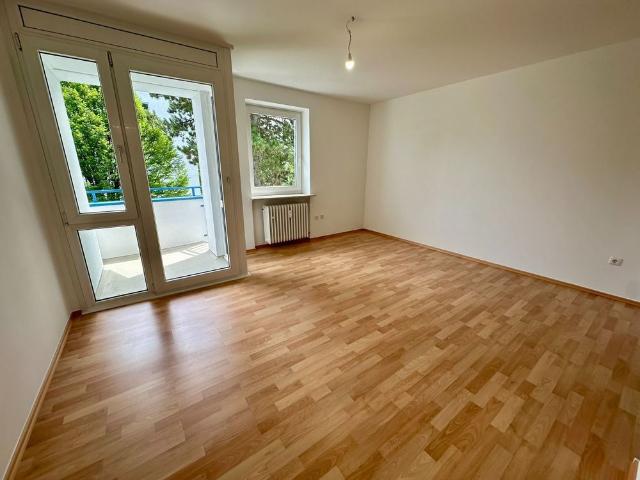 Balkon mit Gartenblick – 1 Zimmer Apartment in München, Perlacher Straße