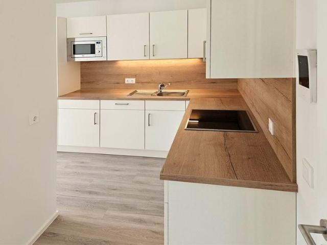 Balkon Wohnung | Energieklasse A+ | Offener Wohnbereich | Einbauküche | Dusche |Aufzug | Tiefgarage