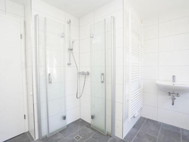 Balkon / Wanne & ebenerdige Dusche / Modern