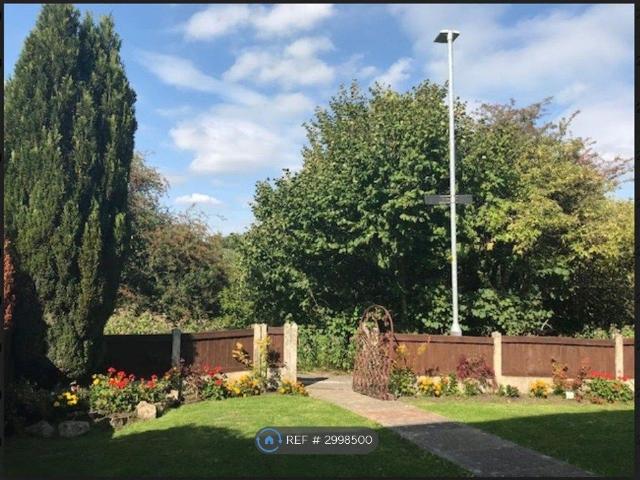 Ball Walk, Hyde SK14, 2 bed end terrace house to rent, £950 pcm | PrimeLocation