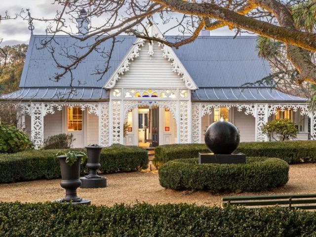 Ballantrae A Rare Homestead Offering on 5 Acres in Buninyong