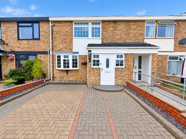 Ballards Walk, Lee Chapel North. 3 bed house to rent £1,850 pcm £427 pw