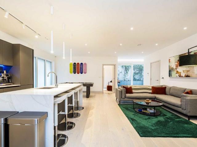 Ballards Lane, London N3 2 bed flat to rent £3,000 pcm £692 pw