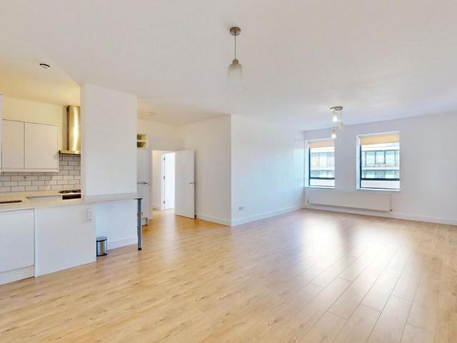 Ballards Lane N12, 3 bed flat to rent, £2,600 pcm | PrimeLocation