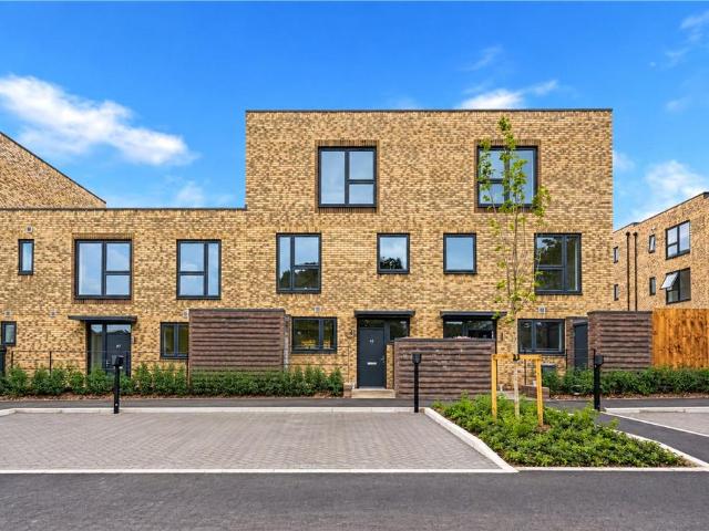 Ballast Road, Erith, DA8 3 bed terraced house to rent £2,650 pcm £612 pw