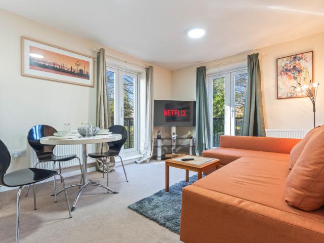 Balmoral Court+Sleeps 6+FreeParking+HighSpeed WiFi Has an Apartment