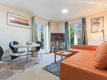 Balmoral Court+Sleeps 6+FreeParking+HighSpeed WiFi Has an Apartment