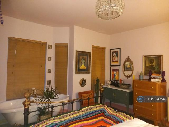 Balmoral Drive, Manchester, M34 4 bed semi detached house to rent £1,899 pcm £438 pw