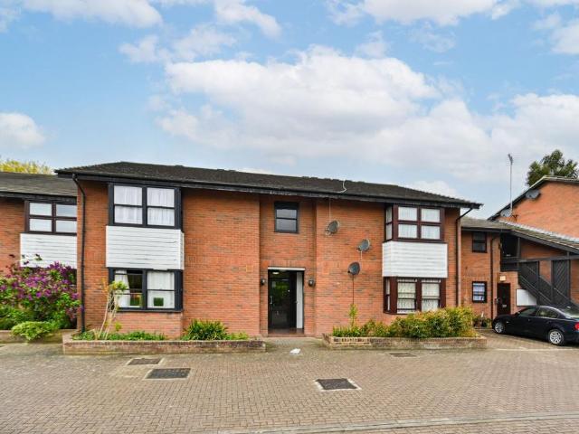 Balmoral Mews, Stamford Brook. Studio to rent £1,680 pcm £388 pw