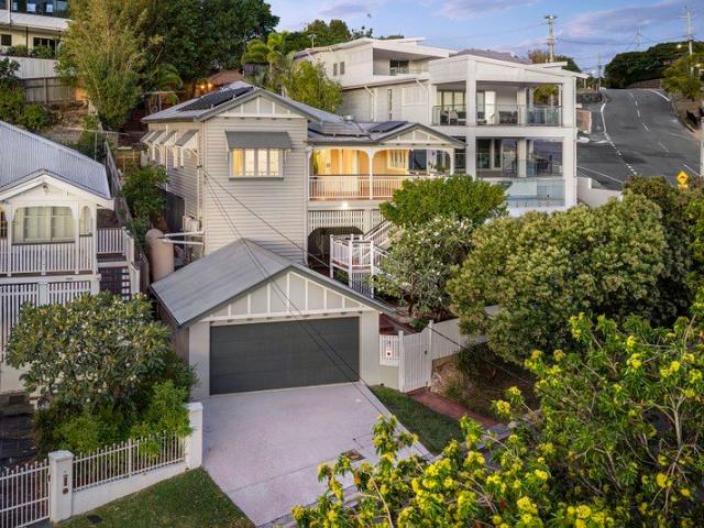 Balmoral Queenslander with sweeping city views