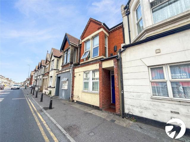 Balmoral Road, Gillingham, Kent ME7, 3 bed flat to rent, £1,300 pcm | PrimeLocation