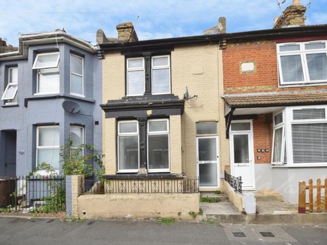 Balmoral Road Gillingham ME7 3 bed terraced house to rent £1,400 pcm £323 pw