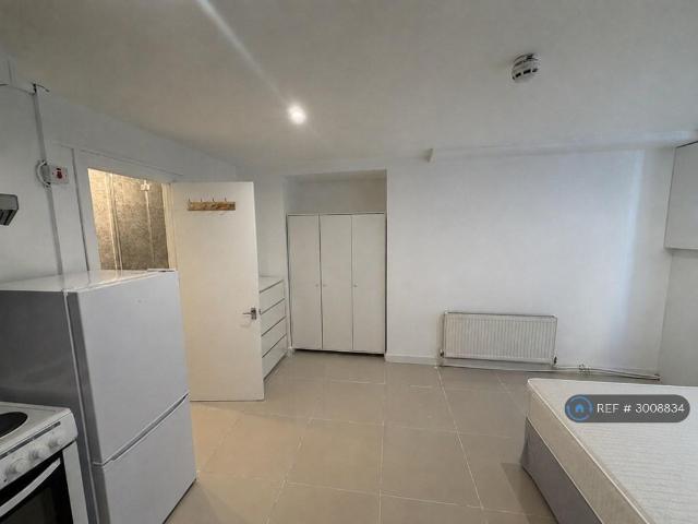 Balnacraig Avenue, London, NW10 1 bed in a house share to rent £1,450 pcm £335 pw