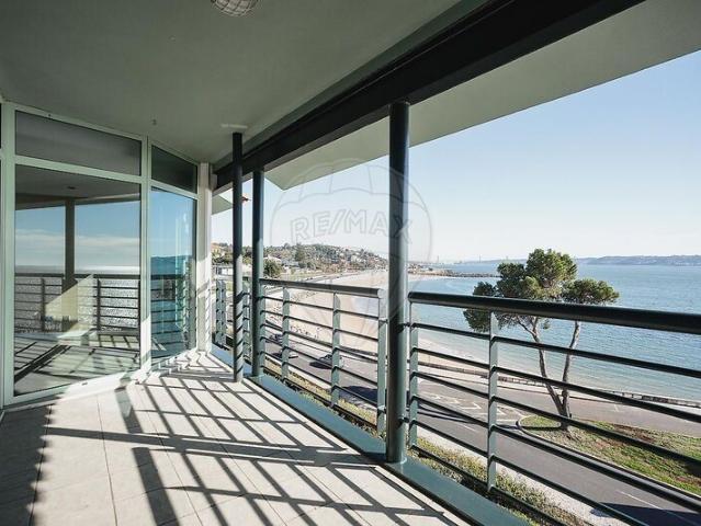 bApartamento T3, com fantástica vista do delta do Rio Tejo. 88m² Paco de arcos