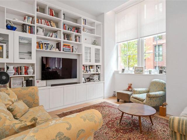 Bartholomew Close, London, EC1A 2 bed apartment to rent £4,750 pcm £1,096 pw