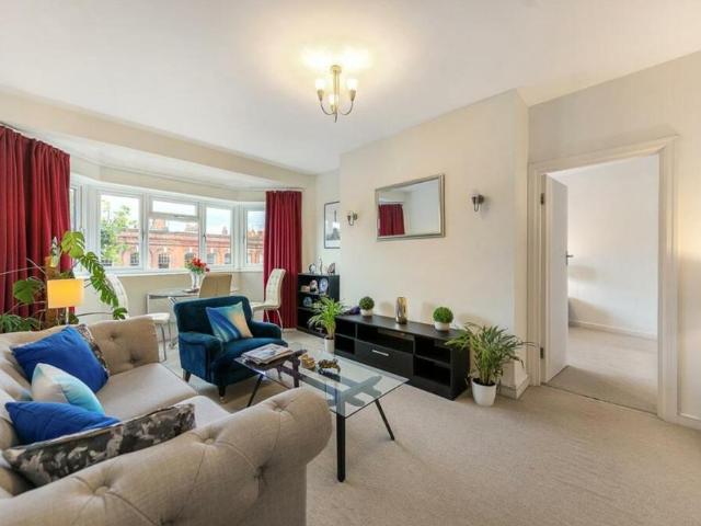 Barton Court, Barons Court Road. 1 bed flat to rent £2,450 pcm £565 pw