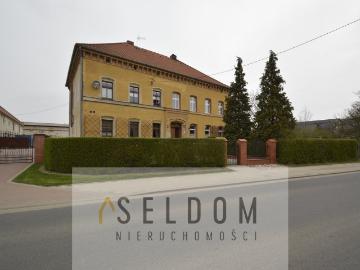 Przestronny dom z dużym potencjałem i własnym ogródkiem