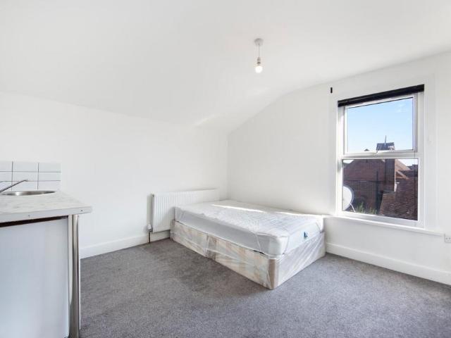 Bartram Road, London Studio to rent £1,150 pcm £265 pw