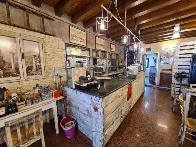 Bar Corso San Felice Fortunato 11 trilocale 100mq