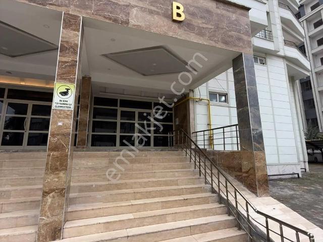 Barış Emlaktan Karşıyakda Satılık 5+1 Daire