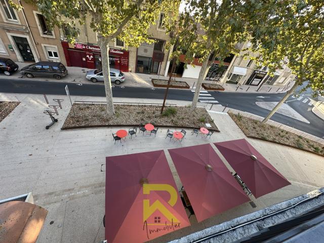 Bar Pub licence IV et ses 2 appartements 315m² Lézignan Corbières