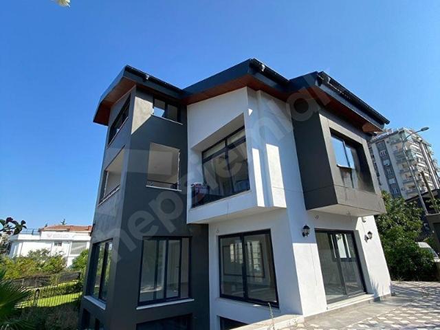 BARAJ GAYRİMENKUL'DEN GÖL MANZARALI İŞYERİNE UYGUN TRİPLEX !
