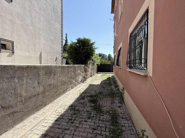 Baran Emlak'tan İpekyolu Şerefiye'de 3 Katlı Müstkail Ev