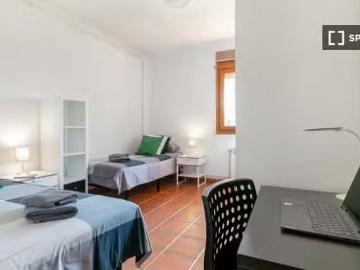 Acogedor Cama en alquiler en habitación compartida en Bellater.