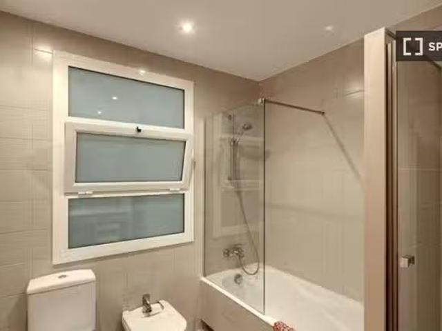 ¡En alquiler! Cama en habitación compartida en piso de 5 habit.