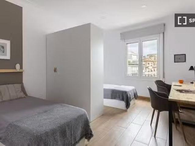 Bonito Cama en habitación compartida en piso de 7 habitaciones.