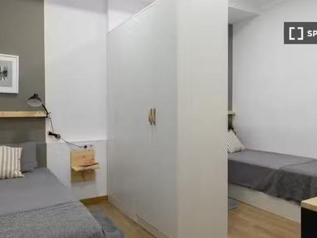 ¡Oferta! Cama en habitación compartida en piso de 7 habitacion.