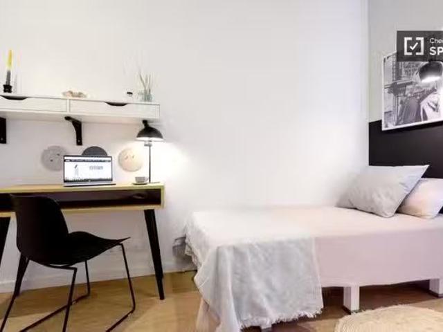 ¡Oferta! Amplia habitación en alquiler en apartamento de 5 dor.