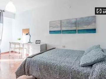 ¡Renta! Amplia habitación en apartamento de 5 dormitorios en C.